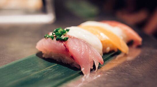 مچھلی کے تازہ پکوان جاپانی غذا میں پروٹین اور فیٹی ایسڈ کا ذخیرہ ہیں۔