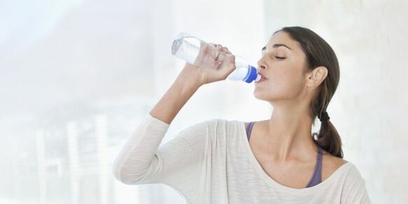 تیزی سے وزن کم کرنے کے لیے آپ کو روزانہ کم از کم 2 لیٹر پانی پینا چاہیے۔