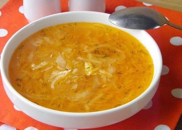 ان لوگوں کے لئے مینو پر بند گوبھی کا سوپ جو sauerkraut کی بدولت وزن کم کرنا چاہتے ہیں۔