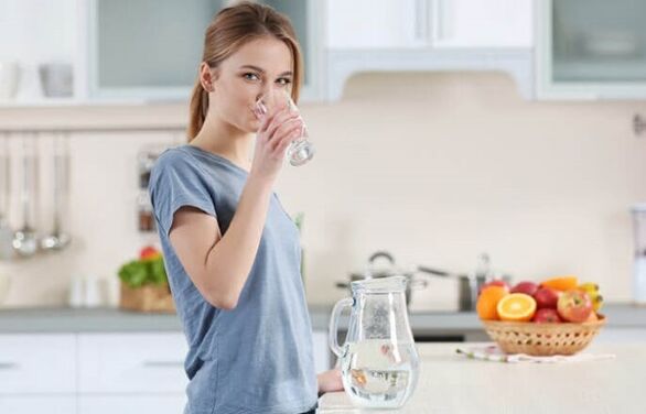 سست غذا پر وزن کم کرنے کے لیے کھانے سے پہلے پانی پینا