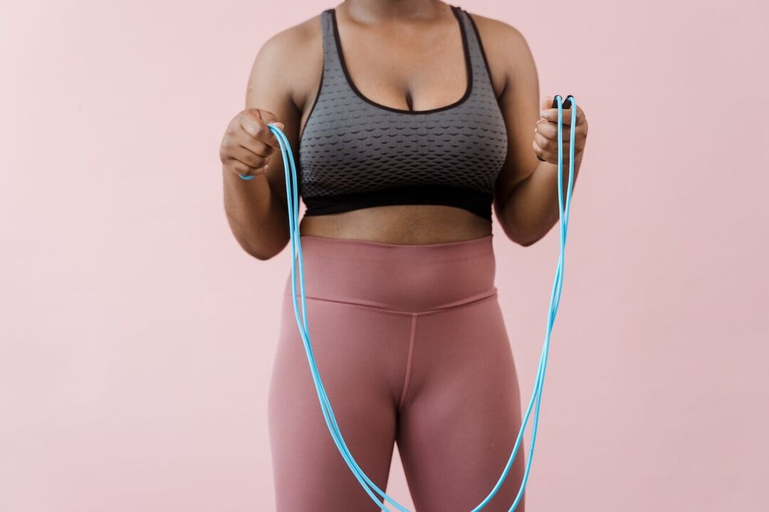 رسی کودنا ایک کارڈیو ورزش ہے جو آپ کو پیٹ کے علاقے میں وزن کم کرنے کی اجازت دیتی ہے۔