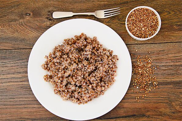 ایک غذا پر ابلی ہوئی buckwheat